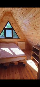 Postel nebo postele na pokoji v ubytování Kolkheti Eco Cottages livlivi ლივლივი - big cottage