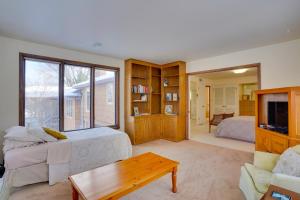 Posezení v ubytování 15 Mi to Downtown Minneapolis Retreat on 5 Acres