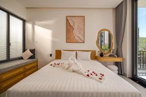 Un dormitorio con una cama con rosas. en N to M Villa-pool 5 mins walk to MyKhe beachFullAC, en Da Nang 45 fotos más