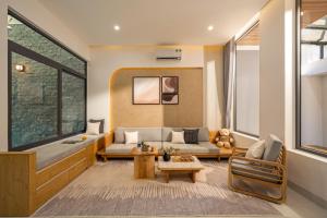 una sala de estar con un sofá y una mesa en N to M Villa-pool 5 mins walk to MyKhe beachFullAC, en Da Nang