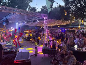 Eine Menschenmenge, die eine Vorstellung auf einem Konzert sieht. in der Unterkunft Camping La Montagne in Sorgues + 62 Fotos