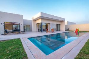 Bazén v ubytování Villa Wimiliim - Piscine et jardin Privée Sans vis-à-vis Wifi HD nebo v jeho okolí