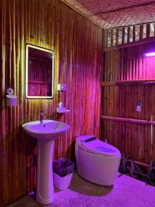 un baño con lavabo e inodoro en The Bamboo villas 2, en Pooc