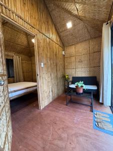 Habitación pequeña con cama y mesa. en The Bamboo villas 2, en Pooc 1 foto más