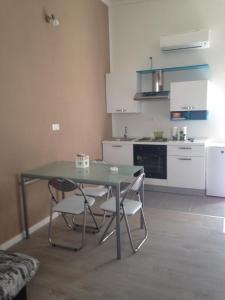 a kitchen with a table and chairs in a room at appartamento giorgia in Schio