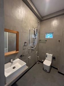 Ένα μπάνιο στο Aqua Shade Family Apartment -Weligama +21 φωτογραφίες