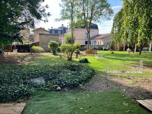 a yard with a house in the background at Un petit cocon in Commercy