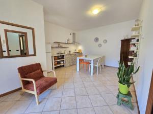 a living room with a chair and a table at La casa di Lino in Volta Mantovana +39 photos
