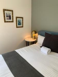 Katil atau katil-katil dalam bilik di City Centre 2 x bed Flat with secure parking +8 gambar