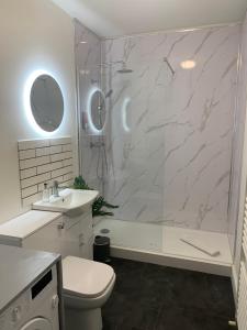 Bilik mandi di City Centre 2 x bed Flat with secure parking