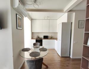 Kuchyň nebo kuchyňský kout v ubytování Стильная квартира ЖК Ривьера Сити