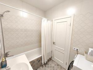 Koupelna v ubytování Стильная квартира ЖК Ривьера Сити