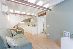 un soggiorno con divano e cucina di Corso Adriano 13 - I Giardini a Modena