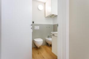 un piccolo bagno con un water e un lavandino di Corso Adriano 13 - I Giardini a Modena