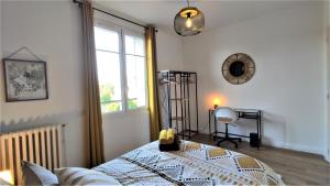 a bedroom with a bed and a window at La Petite Savane - Hyper centre-ville in Beauvais