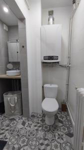 a small bathroom with a toilet and a sink at La Petite Savane - Hyper centre-ville in Beauvais