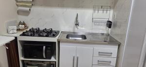 Η κουζίνα ή μικρή κουζίνα στο Kitnet compacta e acolhedora +6 φωτογραφίες