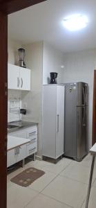 Η κουζίνα ή μικρή κουζίνα στο Kitnet compacta e acolhedora