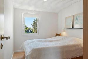 HadsundにあるOH552-Hadsund-Ryttermarken-48のベッドと窓のある白い寝室