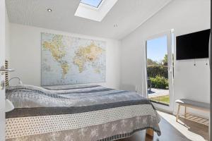 HadsundにあるOH552-Hadsund-Ryttermarken-48のベッドルーム1室(壁に地図を掲載したベッド1台付)