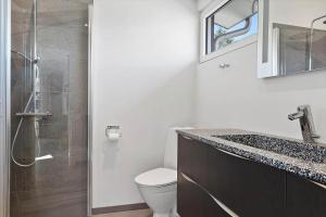 HadsundにあるOH552-Hadsund-Ryttermarken-48のシャワー、トイレ、洗面台を備えたバスルーム +19枚の写真