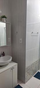 Ένα μπάνιο στο Kitnet compacta e acolhedora