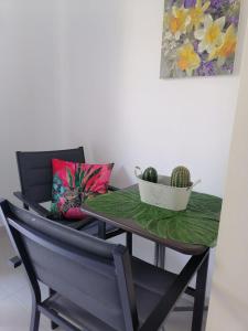 una mesa con una silla y un bol de fruta en ella en B&B Altamarea, en Crotone 11 fotos más