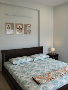 チェンナイにあるTara Spacious 3BHK Virugambakkamの枕が2つ置かれたベッドのある寝室
