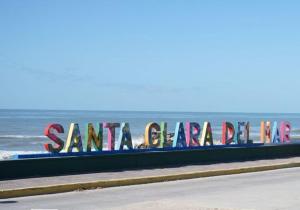 Un cartel que dice Santa Clarita en la playa. en VIVA clara, en Santa Clara del Mar
