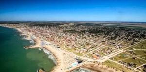 Una vista aérea de una playa con una multitud de personas. en VIVA clara, en Santa Clara del Mar