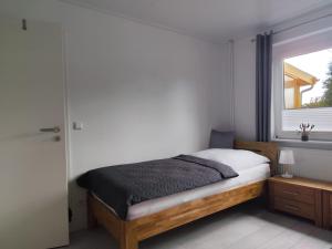 a bedroom with a bed and a window at Ferienwohnung Milans Eck in Schwienau