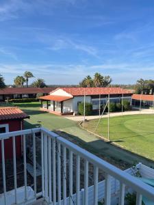una vista dal balcone di un edificio con campo da golf di Soggiorno e relax in eleganti villette interne al campo golf vicino al mare a due passi da Roma ad Ardea