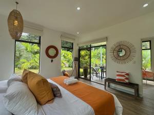 Un pat sau paturi într-o cameră la Selvatica - Deluxe King Room with Garden Views +12 fotografii
