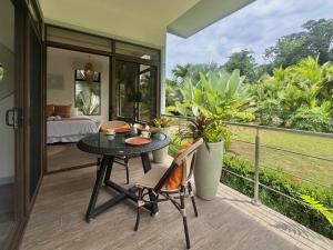 O grădină în afara Selvatica - Deluxe King Room with Garden Views