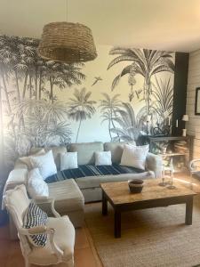 un salon avec un canapé et une table dans l'établissement Maison de pêcheur 1900, à Saint-Mandrier-sur-Mer