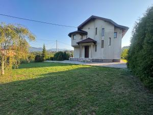 a house with a large yard in front of it at Villa Emina in Košelji