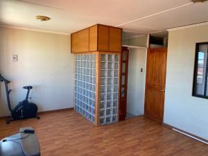 pusty pokój z pokojem ze szklaną ścianą w obiekcie Alojamiento corporativo para grupos grandes Calama w mieście El Cerrillo