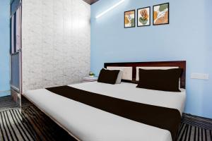 Ένα ή περισσότερα κρεβάτια σε δωμάτιο στο Hotel O Aashirwad Banquet And Restaurant