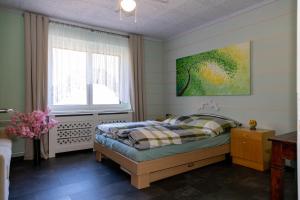 una camera da letto con un letto e una finestra di Ferienhaus mit Pool im Seußlitzer Grund a Diesbar-Seusslitz