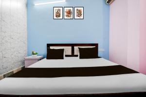 Ένα ή περισσότερα κρεβάτια σε δωμάτιο στο Hotel O Aashirwad Banquet And Restaurant