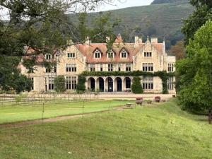 a large stone mansion with a grassy yard at Marismas de Cantabria cerca de Laredo in Bádames