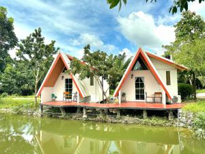 a house in the middle of a body of water at Waew Arun Garden Resort in Ban Na Chik