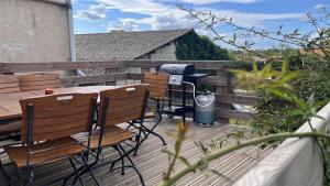 ヴァルレアスにあるMaison Chaleureuse avec Terrasse Privéeのデッキ(テーブル、椅子、グリル付)