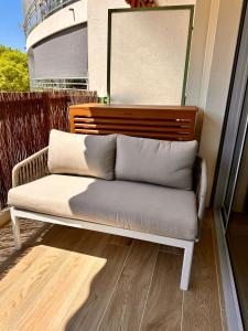 eine Couch auf einem Balkon eines Gebäudes in der Unterkunft Hacienda - 6 couchages - Terrasse & Garage in Antibes