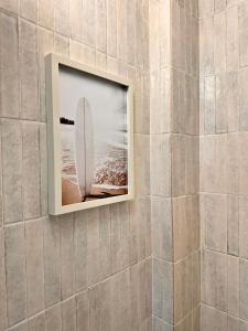 ein Bild von einem Surfbrett, das an einer Wand hängt in der Unterkunft Hacienda - 6 couchages - Terrasse & Garage in Antibes