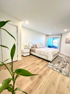 Nanoose BayにあるHigh Tide Suite - New Bright Oceanfront Escape with Spa-like Bathのベッドと大きな窓のある寝室 +23枚の写真