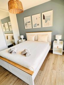 ein Schlafzimmer mit einem Bett mit Handtüchern darauf in der Unterkunft Hacienda - 6 couchages - Terrasse & Garage in Antibes