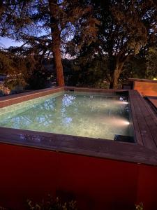 フィレンツェにあるIl Portico di Margheritaの夜間の庭のスイミングプール