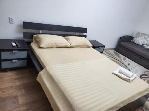 Postel nebo postele na pokoji v ubytování Владимирская 2а