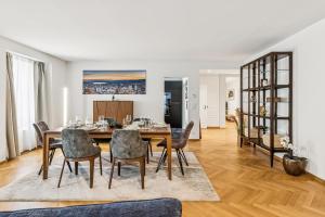 Un comedor y una sala de estar con mesa y sillas. en Aaaluxoldtownviewfreeparkingbestlocation, en Zúrich